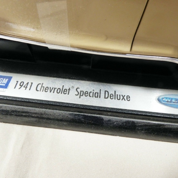 Welly 1941 Chevy Special Deluxe convertible die cast metal model car - Picture 3 of 12
